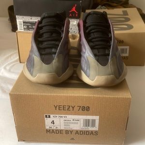 Yeezy 700 v3 FADCAR